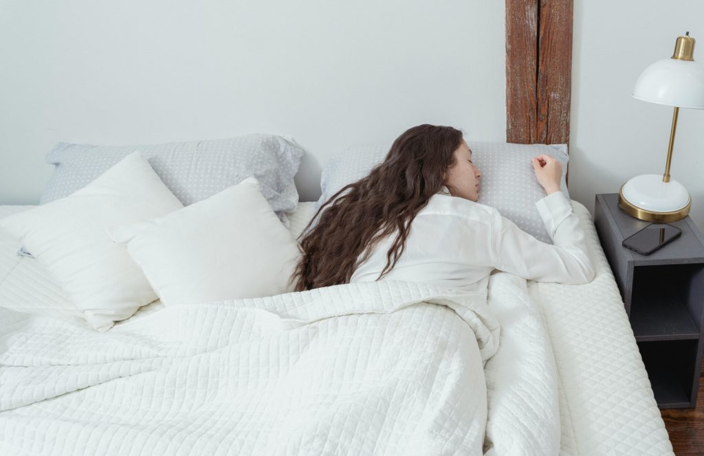 Sleepmaxxing: Η νέα τάση που υπόσχεται «ύπνο βαθύ» – Τι λένε οι ειδικοί για τους κινδύνους